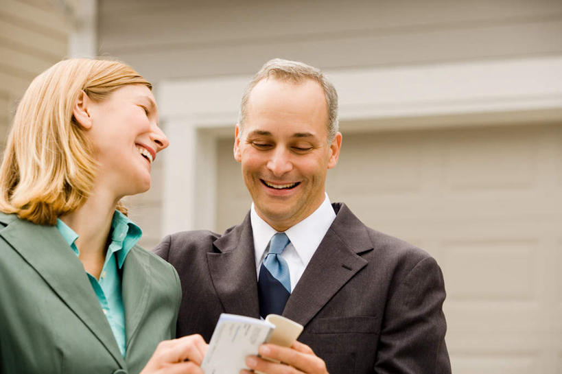 西方人,两个人,同事,商务人士,商务男性,商务女性,家,站,笑,微笑,露齿笑,横图,室外,白天,正面,衬衫,爱情,成功,合作,团队,集体,信心,别墅,欧洲,欧洲人,握,套装,房屋,墙,屋子,公寓,记事本,领带,浪漫,拿,拿着,注视,队伍,洋房,楼房,墙壁,墙面,住宅,本子,笔记本,观察,看,站着,温暖,温馨,恩爱,握着,恋人,观看,和睦,察看,领导,象征,庄重,成就,关注,商务装,身份,合伙,领袖,工薪阶层,正式,地位,男人,男性,年轻女性,女人,女性,中年男性,白种人,情侣,白领,上班族,站立,半身,彩图,衬衣,房子,伴侣,融洽