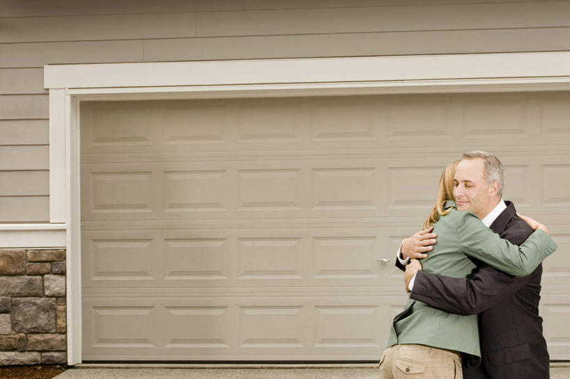 西方人,两个人,同事,商务人士,商务男性,商务女性,家,站,闭眼,抱,横图,室外,白天,侧面,衬衫,爱情,成功,合作,团队,集体,信心,别墅,欧洲,欧洲人,套装,房屋,屋子,公寓,浪漫,队伍,洋房,楼房,住宅,站着,温暖,温馨,恩爱,恋人,抱着,和睦,领导,搂着,成就,商务装,合伙,领袖,工薪阶层,男人,男性,年轻女性,女人,女性,中年男性,白种人,情侣,白领,上班族,闭眼睛,闭着眼,闭着眼睛,怀抱,搂,搂抱,相抱,拥抱,站立,半身,彩图,衬衣,房子,伴侣,融洽