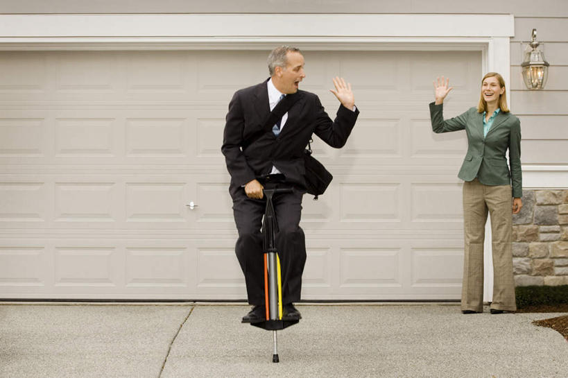 西方人,两个人,同事,商务人士,商务男性,商务女性,家,站,跳,举,笑,微笑,露齿笑,横图,室外,白天,正面,衬衫,爱情,游戏,成功,合作,团队,集体,信心,别墅,玩具,照明,欧洲,欧洲人,套装,壁灯,弹簧,房屋,屋子,公寓,灯光,领带,浪漫,玩,挥手,扭头,注视,娱乐,再见,队伍,洋房,楼房,住宅,灯,灯具,观察,看,手势,托,站着,招手,转头,休闲,温暖,温馨,恩爱,益智,恋人,告别,观看,活动,照亮,和睦,察看,领导,象征,庄重,照明设备,成就,发泄,关注,消遣,智力,商务装,身份,摆动,合伙,领袖,工薪阶层,离别,弹簧单高跷,宣泄,正式,地位,辞行,男人,男性,年轻女性,女人,女性,中年男性,白种人,情侣,白领,上班族,举起,举手,举着,跳跃,玩耍,嬉戏,向上举,向上伸,向上托,站立,彩图,全身,衬衣,房子,伴侣,融洽