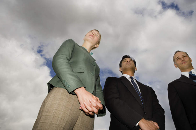 西方人,三个人,同事,商务人士,商务男性,商务女性,站,笑,微笑,露齿笑,横图,室外,白天,仰视,衬衫,成功,合作,团队,集体,信心,欧洲,欧洲人,阴影,套装,光线,影子,云,云朵,领带,云彩,注视,队伍,蓝色,白云,蓝天,天空,阳光,天,观察,看,站着,晴朗,观看,察看,领导,象征,庄重,成就,关注,商务装,身份,合伙,领袖,工薪阶层,正式,地位,男人,男性,年轻女性,女人,女性,中年男性,白种人,白领,上班族,晴空,站立,半身,彩图,低角度拍摄,衬衣