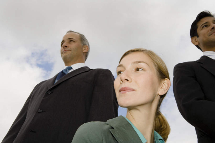 西方人,三个人,同事,商务人士,商务男性,商务女性,站,笑,微笑,横图,室外,白天,仰视,衬衫,成功,合作,团队,集体,信心,欧洲,欧洲人,阴影,套装,光线,影子,云,云朵,领带,云彩,注视,队伍,蓝色,白云,蓝天,天空,阳光,天,观察,看,站着,晴朗,观看,察看,领导,象征,庄重,成就,关注,商务装,身份,合伙,领袖,工薪阶层,正式,地位,男人,男性,年轻女性,女人,女性,中年男性,白种人,白领,上班族,晴空,站立,半身,彩图,低角度拍摄,衬衣