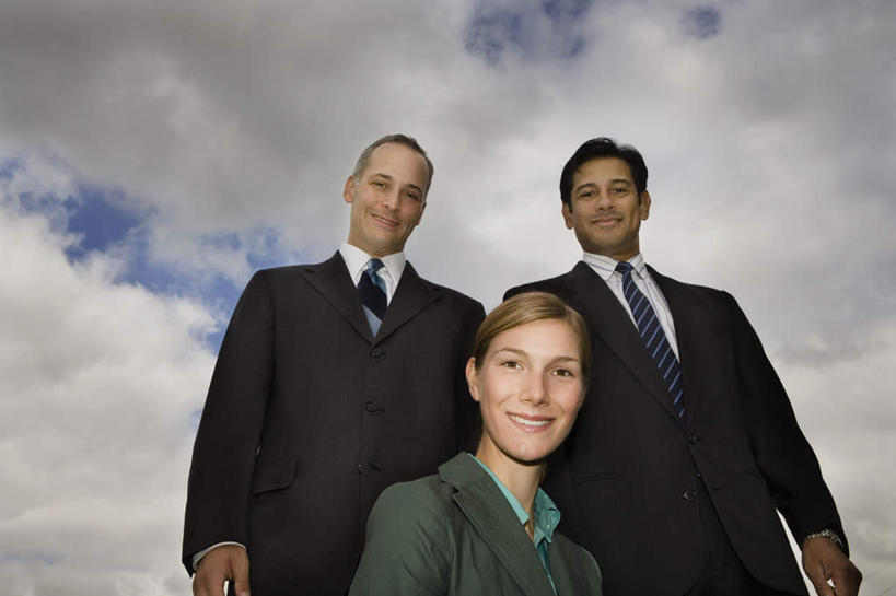 西方人,三个人,同事,商务人士,商务男性,商务女性,站,笑,微笑,露齿笑,横图,室外,白天,仰视,衬衫,成功,合作,团队,集体,信心,欧洲,欧洲人,阴影,套装,光线,影子,云,云朵,领带,云彩,注视,队伍,蓝色,白云,蓝天,天空,阳光,天,低头,观察,看,站着,晴朗,观看,察看,领导,象征,庄重,成就,关注,商务装,身份,合伙,领袖,工薪阶层,正式,地位,垂头,男人,男性,年轻女性,女人,女性,中年男性,白种人,白领,上班族,晴空,站立,半身,彩图,低角度拍摄,衬衣