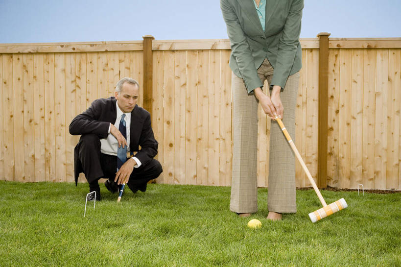 西方人,两个人,同事,商务人士,商务男性,商务女性,栏杆,站,蹲,横图,室外,白天,正面,衬衫,成功,合作,团队,集体,信心,草地,草坪,植物,欧洲,欧洲人,握,阴影,套装,光线,影子,栅栏,篱笆,围栏,领带,拿,拿着,注视,运动器械,队伍,护栏,草,蓝色,绿色,蓝天,天空,阳光,天,观察,看,站着,健身器械,握着,晴朗,观看,察看,领导,象征,庄重,成就,关注,商务装,身份,健身器材,合伙,领袖,工薪阶层,槌球,门球,万里无云,正式,地位,男人,男性,年轻女性,女人,女性,中年男性,白种人,白领,上班族,晴空,晴空万里,蹲着,站立,半身,彩图,衬衣,运动器材