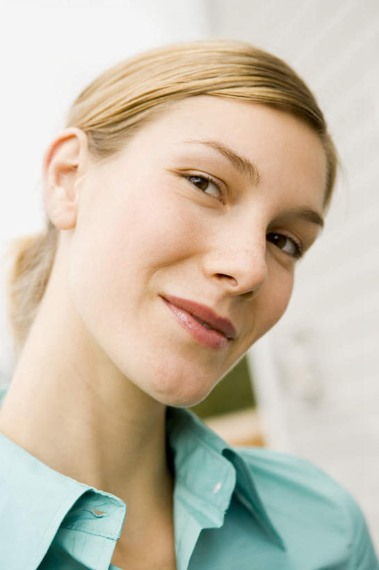 西方人,脸,头,脸颊,脖子,一个人,家,站,笑,微笑,竖图,室外,特写,白天,正面,衬衫,别墅,欧洲,欧洲人,仅一个年轻女性,仅一个女性,仅一个人,服装,朦胧,模糊,房屋,屋子,公寓,注视,洋房,楼房,肩膀,住宅,衣服,绿色,观察,看,站着,服饰,观看,察看,衣着,穿着,关注,衣饰,年轻女性,女人,女性,白种人,头部,脖,颈,颈部,脸部,脸蛋,面部,站立,半身,彩图,衬衣,房子