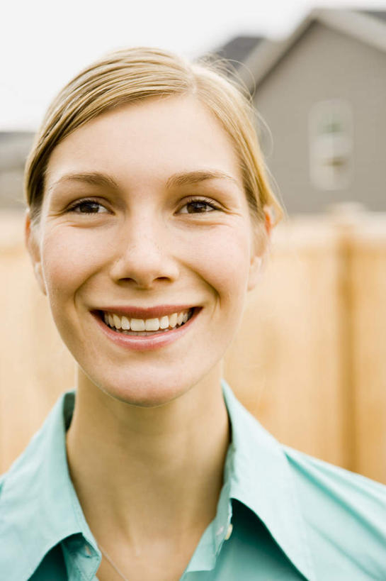 西方人,脸,头,脸颊,脖子,一个人,家,栏杆,站,笑,微笑,露齿笑,竖图,室外,特写,白天,正面,衬衫,别墅,欧洲,欧洲人,仅一个年轻女性,仅一个女性,仅一个人,服装,朦胧,模糊,栅栏,房屋,屋子,篱笆,公寓,围栏,注视,洋房,护栏,楼房,肩膀,住宅,衣服,绿色,观察,看,站着,服饰,观看,察看,衣着,穿着,关注,衣饰,年轻女性,女人,女性,白种人,头部,脖,颈,颈部,脸部,脸蛋,面部,站立,半身,彩图,衬衣,房子