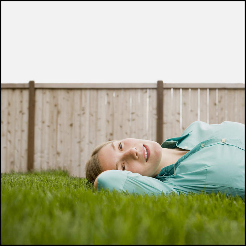 西方人,一个人,栏杆,躺,笑,微笑,露齿笑,方图,室外,白天,侧面,衬衫,草地,草坪,植物,欧洲,欧洲人,仅一个年轻女性,仅一个女性,仅一个人,抱头,服装,栅栏,篱笆,围栏,注视,护栏,草,衣服,绿色,观察,看,服饰,观看,察看,衣着,穿着,关注,捧首,捧头,衣饰,卧着,年轻女性,女人,女性,白种人,躺着,卧,半身,彩图,衬衣