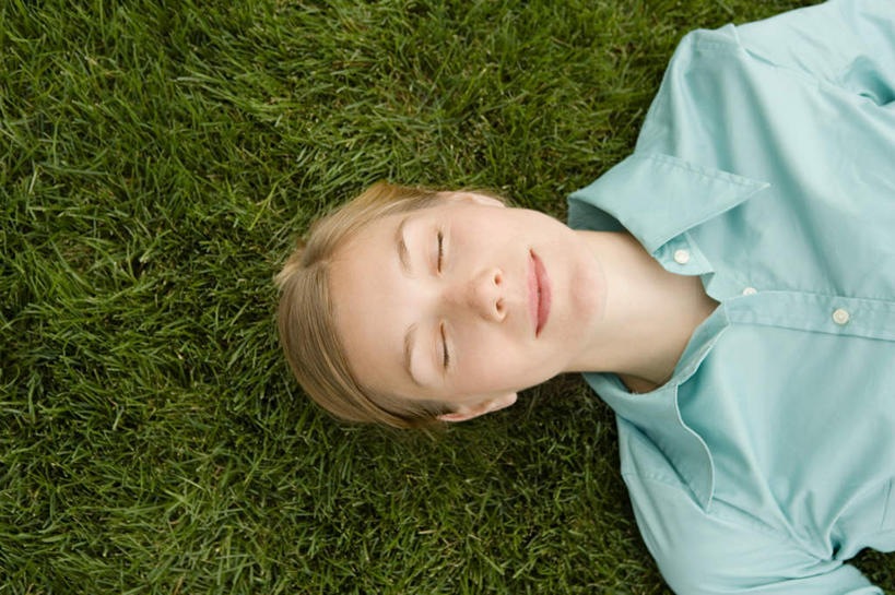 西方人,脸,头,脸颊,脖子,一个人,躺,闭眼,笑,睡,微笑,横图,俯视,室外,特写,白天,衬衫,草地,草坪,植物,欧洲,欧洲人,仅一个年轻女性,仅一个女性,仅一个人,服装,肩膀,草,衣服,绿色,服饰,衣着,穿着,衣饰,卧着,年轻女性,女人,女性,白种人,头部,脖,颈,颈部,脸部,脸蛋,面部,闭眼睛,闭着眼,闭着眼睛,困,困觉,寝息,睡觉,躺着,卧,半身,彩图,高角度拍摄,衬衣