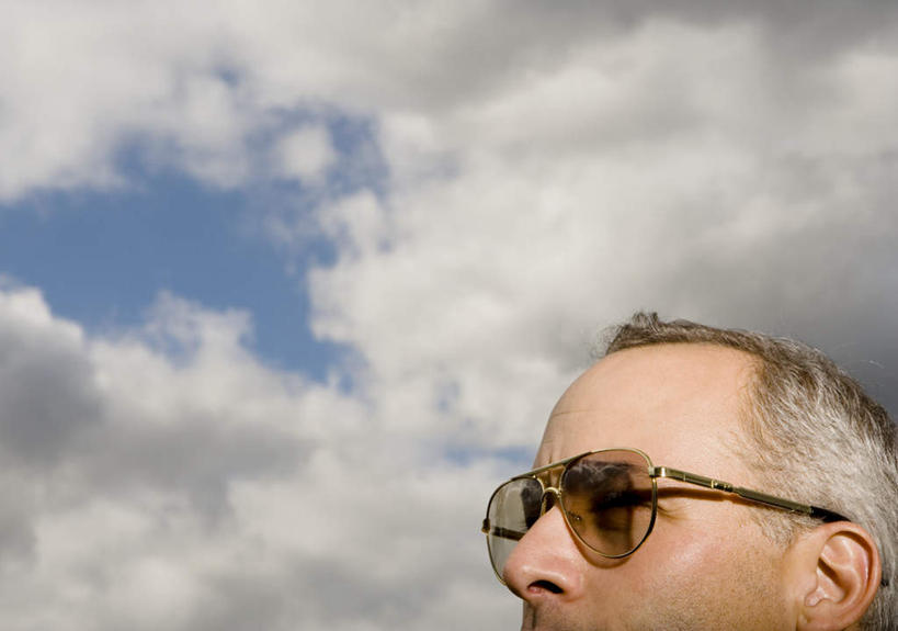 西方人,脸,头,脸颊,一个人,商务人士,商务男性,横图,室外,特写,白天,仰视,衬衫,欧洲,欧洲人,仅一个男性,仅一个人,仅一个中年男性,阴影,套装,光线,墨镜,眼镜,影子,云,云朵,云彩,注视,蓝色,白云,蓝天,天空,阳光,太阳镜,太阳眼镜,天,观察,看,遮阳镜,晴朗,观看,察看,关注,商务装,工薪阶层,男人,男性,中年男性,白种人,头部,脸部,脸蛋,面部,白领,上班族,晴空,半身,彩图,低角度拍摄,衬衣