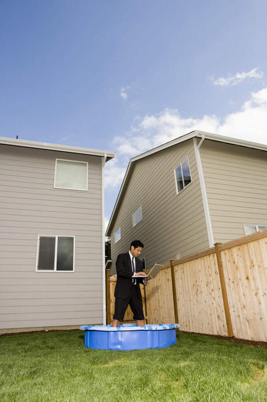 西方人,一个人,商务人士,商务男性,游泳池,家,栏杆,站,竖图,室外,白天,仰视,衬衫,电脑,笔记本电脑,草地,草坪,植物,别墅,欧洲,欧洲人,仅一个男性,仅一个人,仅一个中年男性,敲打,阴影,套装,光线,网络,影子,栅栏,塑料,房屋,屋子,篱笆,水池,云,云朵,公寓,围栏,云彩,注视,输入,通讯设备,泳池,洋房,护栏,楼房,住宅,草,蓝色,绿色,白云,蓝天,天空,阳光,塑料制品,天,打字,观察,看,站着,晴朗,观看,点击,敲击,察看,无线,关注,通信设备,商务装,无线网络,无线上网,便携式电脑,工薪阶层,充气游泳池,儿童游泳池,按键,手提电脑,男人,男性,中年男性,白种人,白领,上班族,晴空,站立,彩图,低角度拍摄,全身,衬衣,房子