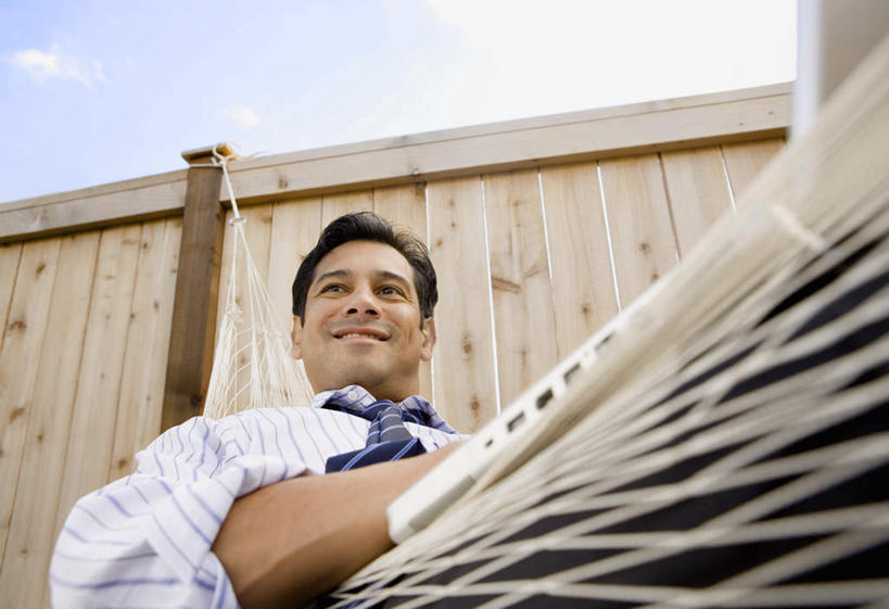 西方人,一个人,商务人士,商务男性,栏杆,躺,笑,微笑,露齿笑,横图,室外,白天,仰视,衬衫,电脑,笔记本电脑,床,吊床,欧洲,欧洲人,仅一个男性,仅一个人,仅一个中年男性,吊挂,悬挂,阴影,套装,光线,网络,影子,栅栏,篱笆,云,云朵,围栏,领带,挂,云彩,注视,通讯设备,护栏,蓝色,白云,蓝天,天空,阳光,天,观察,看,享受,晴朗,观看,察看,无线,象征,庄重,安逸,关注,通信设备,商务装,身份,无线网络,无线上网,便携式电脑,工薪阶层,正式,地位,安适,清闲,卧着,手提电脑,男人,男性,中年男性,白种人,白领,上班族,晴空,躺着,卧,半身,彩图,低角度拍摄,衬衣