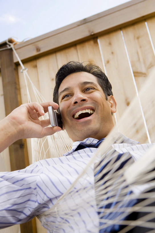 西方人,一个人,商务人士,商务男性,栏杆,躺,笑,打电话,微笑,露齿笑,竖图,室外,白天,仰视,衬衫,床,吊床,电话,手机,欧洲,欧洲人,仅一个男性,仅一个人,仅一个中年男性,吊挂,握,悬挂,阴影,套装,光线,影子,栅栏,篱笆,云,云朵,围栏,领带,挂,拿,听,云彩,拿着,注视,通讯设备,护栏,蓝色,白云,蓝天,天空,阳光,天,观察,看,享受,握着,晴朗,观看,察看,象征,庄重,安逸,关注,商务装,身份,工薪阶层,正式,地位,安适,清闲,卧着,交流,男人,男性,中年男性,白种人,白领,上班族,晴空,沟通,躺着,通话,卧,半身,彩图,低角度拍摄,衬衣