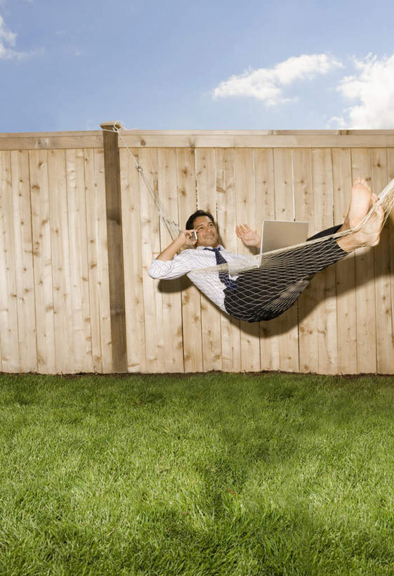 西方人,一个人,商务人士,商务男性,栏杆,躺,打电话,竖图,室外,白天,仰视,衬衫,电脑,笔记本电脑,草地,草坪,植物,床,吊床,电话,手机,欧洲,欧洲人,仅一个男性,仅一个人,仅一个中年男性,吊挂,握,悬挂,阴影,套装,光线,网络,影子,栅栏,篱笆,云,云朵,围栏,领带,挂,拿,听,云彩,拿着,注视,通讯设备,护栏,草,蓝色,绿色,白云,蓝天,天空,阳光,天,观察,看,享受,握着,晴朗,观看,察看,无线,象征,庄重,安逸,关注,通信设备,商务装,身份,无线网络,无线上网,便携式电脑,工薪阶层,正式,地位,安适,清闲,卧着,交流,手提电脑,男人,男性,中年男性,白种人,白领,上班族,晴空,沟通,躺着,通话,卧,彩图,低角度拍摄,全身,衬衣