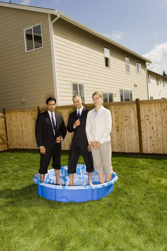 西方人,三个人,同事,商务人士,商务男性,商务女性,游泳池,家,栏杆,站,闭眼,竖图,室外,白天,正面,衬衫,成功,合作,团队,集体,信心,草地,草坪,植物,别墅,欧洲,欧洲人,阴影,套装,光线,影子,栅栏,塑料,房屋,屋子,篱笆,水池,云,云朵,公寓,围栏,领带,云彩,注视,泳池,队伍,洋房,护栏,楼房,住宅,草,蓝色,绿色,白云,蓝天,天空,阳光,塑料制品,天,观察,看,站着,晴朗,观看,察看,领导,象征,庄重,成就,关注,商务装,身份,合伙,领袖,工薪阶层,正式,地位,充气游泳池,儿童游泳池,男人,男性,年轻女性,女人,女性,中年男性,白种人,白领,上班族,晴空,闭眼睛,闭着眼,闭着眼睛,站立,彩图,全身,衬衣,房子