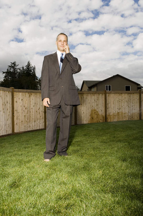 西方人,一个人,商务人士,商务男性,家,栏杆,站,竖图,室外,白天,正面,衬衫,草地,草坪,植物,别墅,欧洲,欧洲人,仅一个男性,仅一个人,仅一个中年男性,撑,握,阴影,套装,光线,影子,栅栏,房屋,屋子,篱笆,云,云朵,公寓,围栏,领带,拿,云彩,拿着,托腮,注视,洋房,护栏,楼房,住宅,草,树,树木,蓝色,绿色,白云,蓝天,天空,阳光,自然,天,观察,看,托,站着,握着,生长,晴朗,成长,观看,察看,象征,庄重,关注,托下巴,商务装,身份,工薪阶层,正式,地位,男人,男性,中年男性,白种人,白领,上班族,晴空,站立,彩图,全身,衬衣,房子