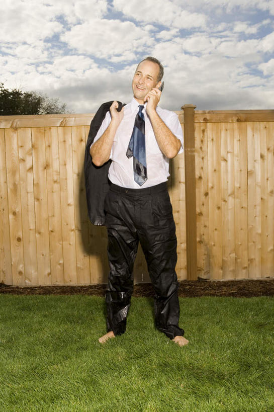 西方人,一个人,商务人士,商务男性,栏杆,站,打电话,竖图,室外,白天,正面,衬衫,草地,草坪,水,植物,电话,手机,欧洲,欧洲人,仅一个男性,仅一个人,仅一个中年男性,握,阴影,套装,光线,液体,影子,栅栏,篱笆,水滴,云,云朵,围栏,领带,拿,听,云彩,拿着,注视,通讯设备,护栏,草,树,树木,蓝色,绿色,白云,蓝天,天空,阳光,自然,天,观察,看,站着,握着,生长,晴朗,成长,观看,察看,象征,庄重,关注,商务装,身份,工薪阶层,正式,地位,交流,男人,男性,中年男性,白种人,白领,上班族,晴空,沟通,通话,站立,彩图,全身,衬衣