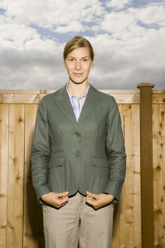 西方人,一个人,商务人士,商务女性,栏杆,站,笑,微笑,竖图,室外,白天,正面,欧洲,欧洲人,仅一个年轻女性,仅一个女性,仅一个人,阴影,套装,光线,影子,栅栏,篱笆,云,云朵,围栏,云彩,注视,护栏,蓝色,白云,蓝天,天空,阳光,天,观察,看,站着,晴朗,观看,察看,关注,商务装,工薪阶层,年轻女性,女人,女性,白种人,白领,上班族,晴空,站立,半身,彩图