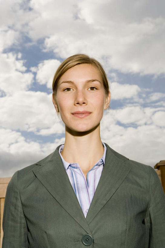 西方人,一个人,商务人士,商务女性,栏杆,站,笑,微笑,竖图,室外,白天,仰视,欧洲,欧洲人,仅一个年轻女性,仅一个女性,仅一个人,阴影,套装,光线,影子,栅栏,篱笆,云,云朵,围栏,云彩,注视,护栏,蓝色,白云,蓝天,天空,阳光,天,观察,看,站着,晴朗,观看,察看,关注,商务装,工薪阶层,年轻女性,女人,女性,白种人,白领,上班族,晴空,站立,半身,彩图,低角度拍摄