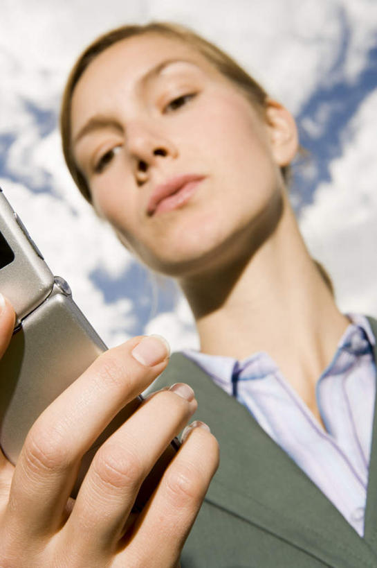 西方人,脸,头,脸颊,脖子,手,一个人,商务人士,商务女性,打电话,竖图,室外,特写,白天,仰视,电话,手机,欧洲,欧洲人,仅一个年轻女性,仅一个女性,仅一个人,握,阴影,套装,光线,影子,云,云朵,拿,云彩,拿着,注视,通讯设备,蓝色,白云,蓝天,天空,阳光,天,观察,看,手部,握着,晴朗,观看,单手,察看,关注,商务装,工薪阶层,交流,年轻女性,女人,女性,白种人,头部,脖,颈,颈部,脸部,脸蛋,面部,白领,上班族,晴空,沟通,通话,半身,彩图,低角度拍摄