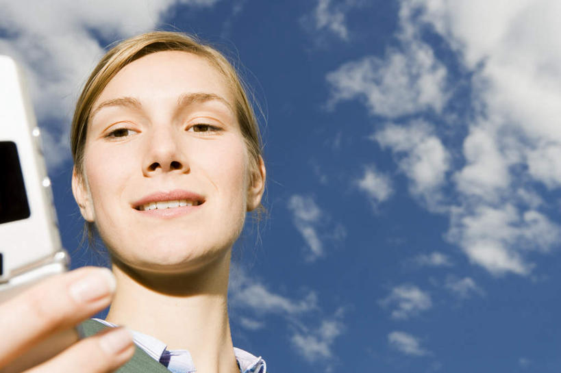 西方人,脸,头,脸颊,脖子,手,一个人,商务人士,商务女性,打电话,横图,室外,特写,白天,仰视,电话,手机,欧洲,欧洲人,仅一个年轻女性,仅一个女性,仅一个人,握,阴影,套装,光线,影子,云,云朵,拿,云彩,拿着,注视,通讯设备,蓝色,白云,蓝天,天空,阳光,天,观察,看,手部,握着,晴朗,观看,单手,察看,关注,商务装,工薪阶层,交流,年轻女性,女人,女性,白种人,头部,脖,颈,颈部,脸部,脸蛋,面部,白领,上班族,晴空,沟通,通话,半身,彩图,低角度拍摄