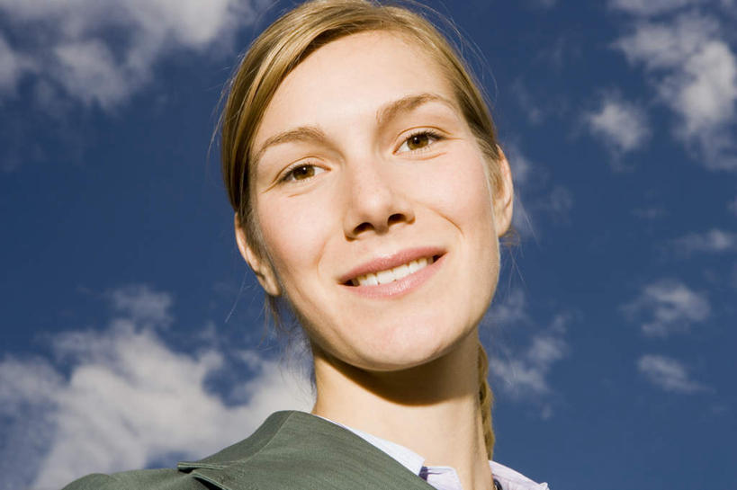 西方人,脸,头,脸颊,脖子,一个人,商务人士,商务女性,笑,微笑,露齿笑,横图,室外,特写,白天,仰视,欧洲,欧洲人,仅一个年轻女性,仅一个女性,仅一个人,阴影,套装,光线,影子,云,云朵,云彩,注视,肩膀,蓝色,白云,蓝天,天空,阳光,天,观察,看,晴朗,观看,察看,关注,商务装,工薪阶层,年轻女性,女人,女性,白种人,头部,脖,颈,颈部,脸部,脸蛋,面部,白领,上班族,晴空,半身,彩图,低角度拍摄