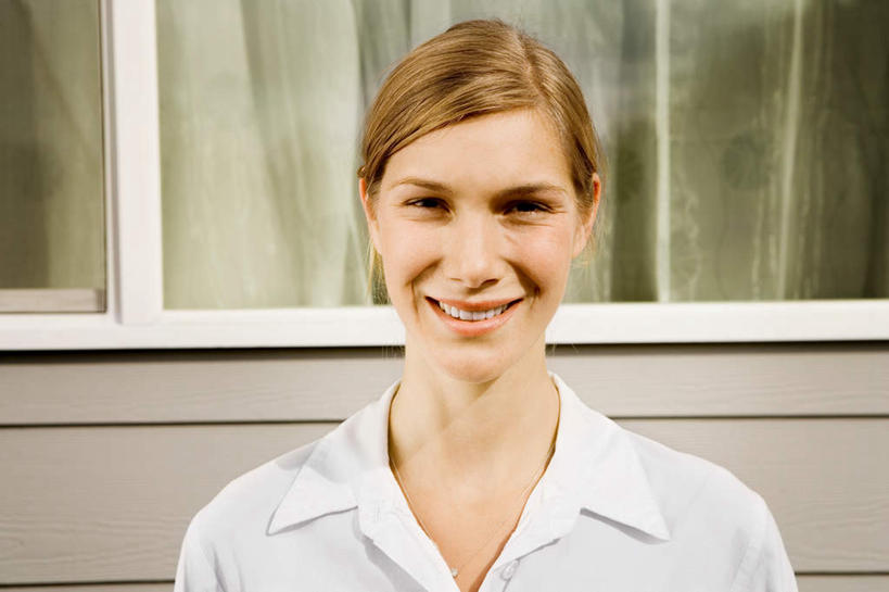 西方人,脸,头,脸颊,脖子,一个人,家,站,笑,微笑,露齿笑,横图,室外,特写,白天,正面,衬衫,别墅,窗户,窗帘,欧洲,欧洲人,仅一个年轻女性,仅一个女性,仅一个人,服装,装饰,房屋,墙,屋子,公寓,注视,洋房,楼房,肩膀,玻璃窗,墙壁,墙面,住宅,衣服,白色,帘子,观察,看,站着,遮阳,服饰,观看,华丽,修饰,点缀,察看,衣着,穿着,关注,衬托,美观,雅致,雅观,衣饰,年轻女性,女人,女性,白种人,头部,脖,颈,颈部,脸部,脸蛋,面部,站立,半身,彩图,衬衣,房子