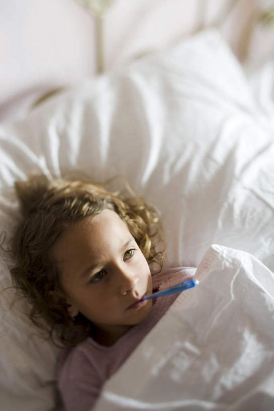 西方人,儿童,一个人,躺,竖图,俯视,室内,白天,纯洁,床,生活用品,卧室,欧洲,欧洲人,仅一个女性,仅一个人,咬,医学,测量,器材,温度计,刻度,双人床,床单,注视,被子,玻璃制品,小孩,体温计,观察,看,仅一个小孩,可爱,童年,童趣,观看,快速,温度,咬着,察看,感冒,医疗,准确,被单,体温,关注,精度,精准,发烧,水银温度计,童真,烂漫,无邪,流感,物理,水银体温计,水银柱,缩口,玻璃体温计,玻璃温度计,医用温度计,伤风,卧着,天真,女孩,女人,女性,白种人,孩子,躺着,卧,半身,彩图,高角度拍摄,睡房,卧房,女生