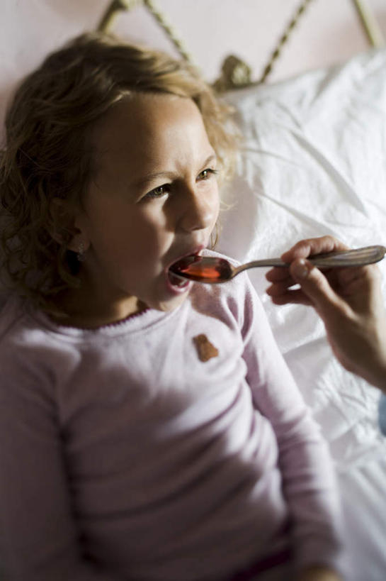 西方人,儿童,中年人,两个人,家庭,母亲,女儿,坐,吃,竖图,俯视,室内,白天,纯洁,安全,床,卧室,金属制品,欧洲,欧洲人,握,服装,金属,药剂,勺子,双人床,床单,防护,拿,拿着,注视,休闲装,被子,小孩,衣服,药品,调羹,汤匙,观察,看,休闲,温暖,温馨,母女,一家人,休闲服,可爱,母爱,童年,童趣,治疗,握着,服饰,观看,保护,药物,和睦,察看,感冒,医疗,被单,关注,保险,预防,童真,烂漫,无邪,伤风,平安,天真,女孩,女人,女性,中年女性,白种人,孩子,嚼,食,坐着,半身,彩图,高角度拍摄,睡房,卧房,融洽,女生