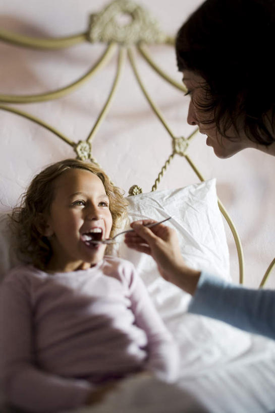 西方人,儿童,中年人,两个人,家庭,母亲,女儿,坐,吃,竖图,俯视,室内,白天,纯洁,安全,床,卧室,金属制品,欧洲,欧洲人,握,服装,金属,药剂,勺子,双人床,床单,防护,拿,拿着,注视,休闲装,被子,小孩,衣服,药品,调羹,汤匙,观察,看,休闲,温暖,温馨,母女,一家人,休闲服,可爱,母爱,童年,童趣,治疗,握着,服饰,观看,保护,药物,和睦,察看,感冒,医疗,被单,关注,保险,预防,童真,烂漫,无邪,伤风,平安,天真,女孩,女人,女性,中年女性,白种人,孩子,嚼,食,坐着,半身,彩图,高角度拍摄,睡房,卧房,融洽,女生