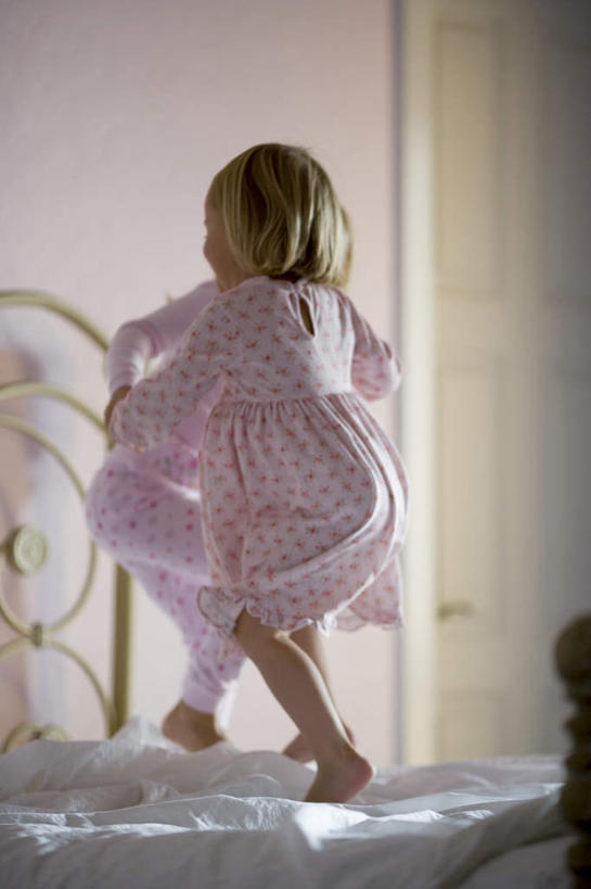 西方人,儿童,两个人,家庭,站,跳,握手,竖图,室内,白天,侧面,裙子,纯洁,床,卧室,欧洲,欧洲人,连衣裙,睡衣,双人床,床单,被子,小孩,粉色,站着,温暖,温馨,一家人,可爱,童年,童趣,和睦,被单,童真,烂漫,无邪,寝衣,天真,女孩,女人,女性,白种人,搀手,拉手,手搀手,手拉手,手牵手,手握手,跳跃,站立,彩图,全身,睡房,卧房,融洽,女生