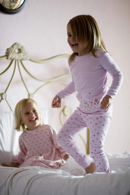 西方人,儿童,两个人,家庭,站,坐,跳,笑,微笑,露齿笑,竖图,室内,白天,正面,裙子,纯洁,床,卧室,欧洲,欧洲人,连衣裙,睡衣,双人床,床单,注视,被子,小孩,粉色,观察,看,站着,温暖,温馨,一家人,可爱,童年,童趣,观看,和睦,察看,被单,关注,童真,烂漫,无邪,寝衣,天真,女孩,女人,女性,白种人,跳跃,站立,坐着,彩图,全身,睡房,卧房,融洽,女生