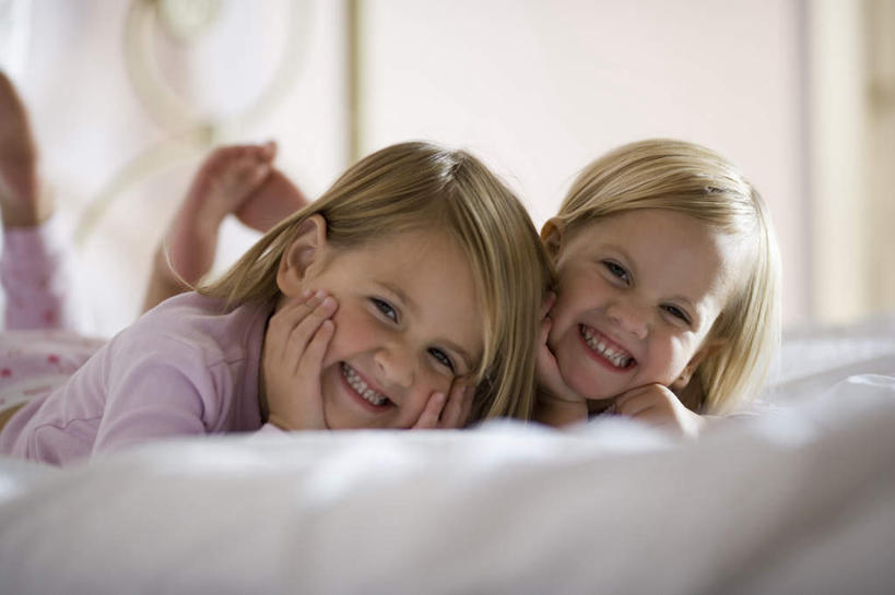 西方人,儿童,两个人,家庭,笑,微笑,露齿笑,横图,室内,白天,正面,裙子,纯洁,床,卧室,欧洲,欧洲人,撑,连衣裙,睡衣,朦胧,模糊,双人床,床单,托腮,注视,被子,小孩,粉色,观察,看,趴着,托,温暖,温馨,一家人,可爱,童年,童趣,观看,和睦,察看,被单,关注,托下巴,童真,烂漫,无邪,寝衣,天真,女孩,女人,女性,白种人,趴,半身,彩图,睡房,卧房,融洽,女生