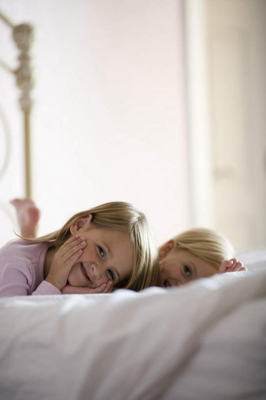 西方人,儿童,两个人,家庭,笑,微笑,露齿笑,竖图,室内,白天,正面,裙子,纯洁,床,卧室,欧洲,欧洲人,撑,连衣裙,睡衣,双人床,床单,托腮,注视,被子,小孩,粉色,观察,看,趴着,托,温暖,温馨,一家人,可爱,童年,童趣,观看,和睦,察看,被单,关注,托下巴,童真,烂漫,无邪,寝衣,天真,女孩,女人,女性,白种人,趴,半身,彩图,睡房,卧房,融洽,女生