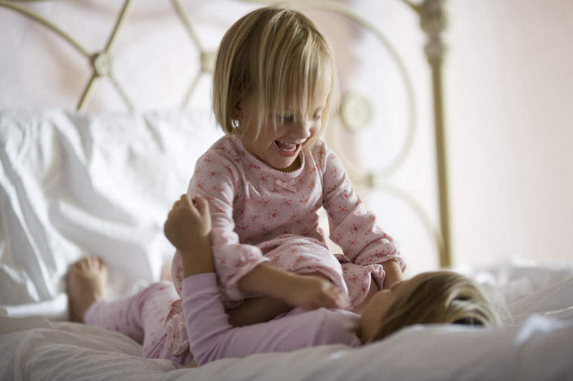 西方人,儿童,两个人,家庭,坐,躺,笑,微笑,露齿笑,横图,室内,白天,正面,裙子,纯洁,床,卧室,欧洲,欧洲人,连衣裙,睡衣,双人床,床单,注视,被子,相视,小孩,粉色,观察,看,温暖,温馨,一家人,面对面,可爱,童年,童趣,观看,对视,和睦,察看,被单,互视,关注,相对,童真,烂漫,无邪,相看,寝衣,卧着,天真,女孩,女人,女性,白种人,躺着,卧,坐着,彩图,全身,睡房,卧房,融洽,女生