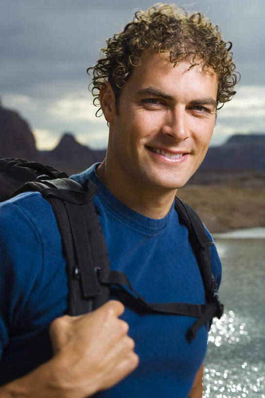 西方人,背,一个人,站,笑,微笑,竖图,室外,白天,正面,湖,湖泊,石头,山,山脉,水,欧洲,欧洲人,仅一个男性,仅一个人,阴影,服装,光线,包,石子,影子,湖面,山顶,山峰,水流,水面,云,云朵,山峦,云彩,旅行包,注视,休闲装,仅一个年轻男性,衣服,蓝色,白云,蓝天,天空,阳光,背包,湖水,群山,天,背着,观察,看,站着,休闲,休闲服,服饰,晴朗,观看,察看,关注,沉积岩,旅游包,背负,颠峰,极峰,水成岩,男人,男性,年轻男性,白种人,石块,岩石,晴空,站立,半身,彩图,双肩包