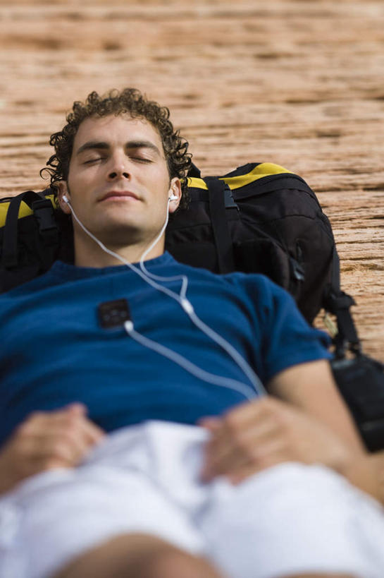 西方人,一个人,躺,闭眼,笑,微笑,竖图,俯视,室外,白天,陶醉,快乐,满意,幸福,石头,欧洲,欧洲人,仅一个男性,仅一个人,握,服装,朦胧,模糊,包,石子,音响,音乐,拿,音乐播放器,旅行包,拿着,休闲装,娱乐,仅一个年轻男性,衣服,蓝色,背包,耳机,享受,休闲,休闲服,放松,握着,服饰,舒适,享乐,MP3播放器,沉积岩,旅游包,水成岩,卧着,男人,男性,年轻男性,白种人,石块,岩石,闭眼睛,闭着眼,闭着眼睛,躺着,卧,半身,彩图,高角度拍摄,播放器,双肩包,沉醉