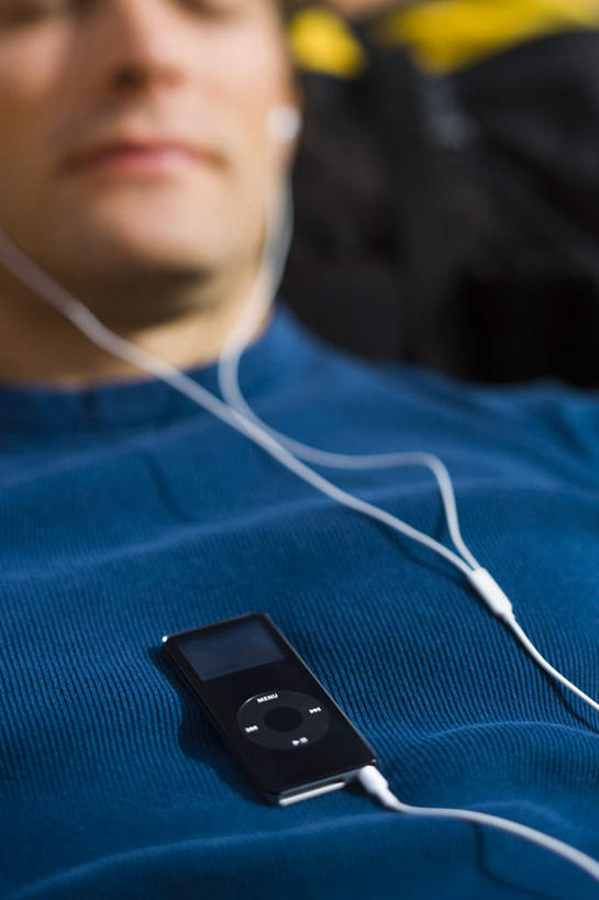 西方人,脸,头,脸颊,一个人,躺,闭眼,笑,微笑,竖图,俯视,室外,特写,白天,陶醉,快乐,满意,幸福,石头,欧洲,欧洲人,仅一个男性,仅一个人,握,服装,朦胧,模糊,包,石子,音响,音乐,拿,音乐播放器,旅行包,拿着,休闲装,娱乐,肩膀,仅一个年轻男性,衣服,蓝色,背包,耳机,享受,休闲,休闲服,放松,握着,服饰,舒适,享乐,MP3播放器,沉积岩,旅游包,水成岩,卧着,男人,男性,年轻男性,白种人,头部,脸部,脸蛋,面部,石块,岩石,闭眼睛,闭着眼,闭着眼睛,躺着,卧,半身,彩图,高角度拍摄,播放器,双肩包,沉醉