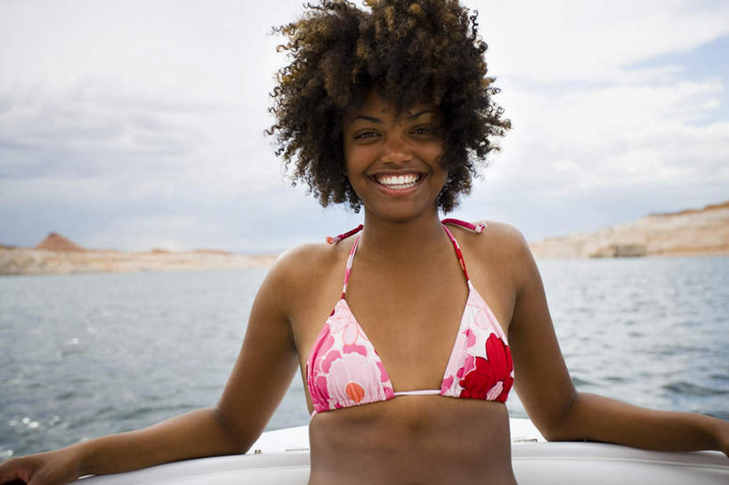 西方人,一个人,站,伸展双臂,笑,微笑,露齿笑,横图,室外,白天,正面,泳装,比基尼,海浪,海洋,石头,山,山脉,船,欧洲,非洲,黑人,欧洲人,仅一个年轻女性,仅一个女性,仅一个人,阴影,光线,石子,影子,浪花,山峰,云,云朵,游艇,山峦,云彩,注视,蓝色,白云,蓝天,天空,阳光,海水,交通工具,群山,天,观察,看,站着,晴朗,观看,察看,关注,载具,海景,沉积岩,水成岩,年轻女性,女人,女性,非洲人,大海,风浪,海,海水的波动,近岸浪,石块,岩石,涌浪,晴空,敞开双臂,伸开双臂,展开双肩,站立,张开手臂,张开双臂,半身,彩图,三点式,泳衣