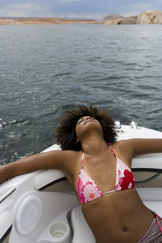 西方人,一个人,躺,闭眼,伸展双臂,睡,竖图,俯视,室外,白天,泳装,比基尼,海浪,海洋,石头,山,山脉,船,欧洲,非洲,黑人,欧洲人,仅一个年轻女性,仅一个女性,仅一个人,阴影,光线,石子,影子,浪花,山顶,山峰,云,云朵,游艇,山峦,云彩,蓝色,白云,蓝天,天空,阳光,海水,交通工具,群山,天,晴朗,载具,海景,沉积岩,颠峰,极峰,水成岩,卧着,年轻女性,女人,女性,非洲人,大海,风浪,海,海水的波动,近岸浪,石块,岩石,涌浪,晴空,闭眼睛,闭着眼,闭着眼睛,敞开双臂,困,困觉,寝息,伸开双臂,睡觉,躺着,卧,展开双肩,张开手臂,张开双臂,半身,彩图,高角度拍摄,三点式,泳衣