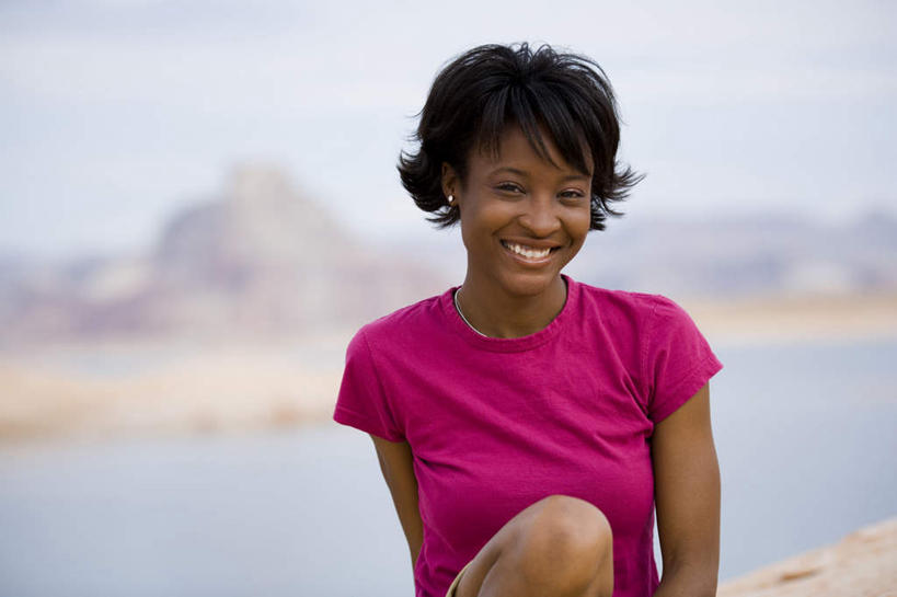 西方人,一个人,坐,笑,微笑,露齿笑,横图,室外,白天,正面,海浪,海洋,石头,山,山脉,欧洲,非洲,黑人,欧洲人,仅一个年轻女性,仅一个女性,仅一个人,阴影,服装,朦胧,模糊,光线,石子,影子,浪花,山顶,山峰,云,云朵,山峦,云彩,注视,休闲装,衣服,粉色,蓝色,白云,蓝天,天空,阳光,海水,群山,天,观察,看,休闲,休闲服,服饰,晴朗,观看,察看,关注,海景,沉积岩,颠峰,极峰,水成岩,年轻女性,女人,女性,非洲人,大海,风浪,海,海水的波动,近岸浪,石块,岩石,涌浪,晴空,坐着,半身,彩图