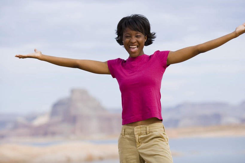 西方人,一个人,站,伸展双臂,笑,微笑,露齿笑,横图,室外,白天,正面,海浪,海洋,石头,山,山脉,欧洲,非洲,黑人,欧洲人,仅一个年轻女性,仅一个女性,仅一个人,阴影,服装,朦胧,模糊,光线,石子,影子,浪花,山顶,山峰,云,云朵,山峦,云彩,注视,休闲装,衣服,粉色,蓝色,白云,蓝天,天空,阳光,海水,群山,天,观察,看,站着,休闲,休闲服,服饰,晴朗,观看,察看,关注,海景,沉积岩,颠峰,极峰,水成岩,年轻女性,女人,女性,非洲人,大海,风浪,海,海水的波动,近岸浪,石块,岩石,涌浪,晴空,敞开双臂,伸开双臂,展开双肩,站立,张开手臂,张开双臂,半身,彩图