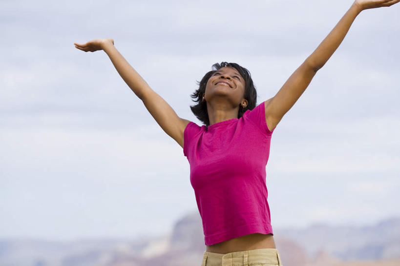 西方人,一个人,站,举,伸展双臂,笑,微笑,横图,室外,白天,正面,海浪,海洋,石头,山,山脉,欧洲,非洲,黑人,欧洲人,仅一个年轻女性,仅一个女性,仅一个人,阴影,服装,朦胧,模糊,光线,石子,影子,浪花,山顶,山峰,云,云朵,山峦,云彩,注视,休闲装,衣服,粉色,蓝色,白云,蓝天,天空,阳光,海水,群山,天,观察,看,托,站着,休闲,休闲服,服饰,晴朗,观看,察看,关注,海景,沉积岩,颠峰,极峰,水成岩,年轻女性,女人,女性,非洲人,大海,风浪,海,海水的波动,近岸浪,石块,岩石,涌浪,晴空,敞开双臂,举起,举手,举着,伸开双臂,抬头,向上举,向上伸,向上托,仰头,展开双肩,站立,张开手臂,张开双臂,半身,彩图