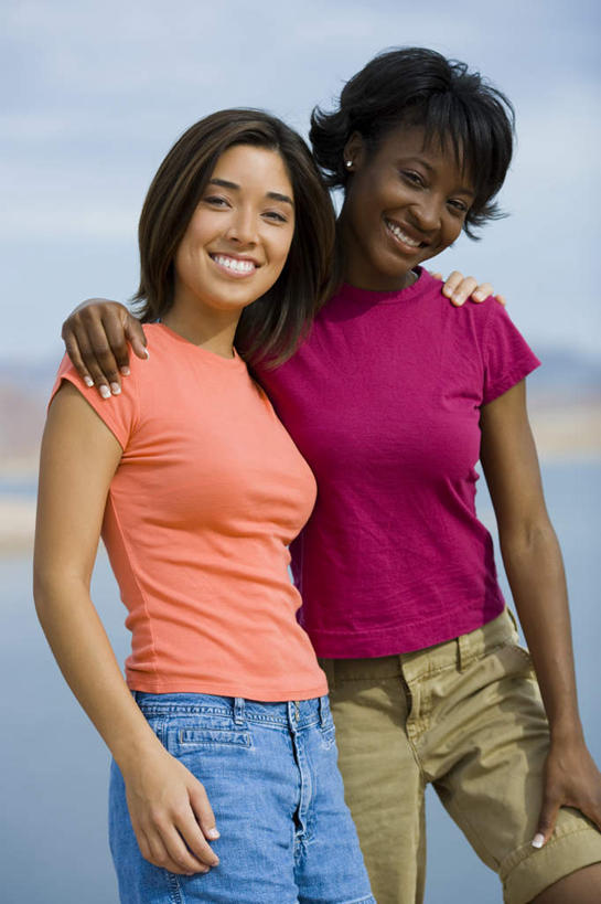 东方人,西方人,两个人,伙伴,朋友,站,笑,微笑,露齿笑,竖图,室外,白天,正面,友谊,海浪,海洋,石头,山,山脉,欧洲,欧洲人,亚洲,阴影,服装,朦胧,模糊,光线,石子,影子,浪花,山顶,山峰,云,云朵,山峦,云彩,注视,休闲装,黄种人,衣服,蓝色,白云,蓝天,天空,阳光,海水,群山,天,观察,看,站着,休闲,休闲服,搭,服饰,晴朗,观看,察看,搭着,关注,海景,沉积岩,颠峰,极峰,水成岩,友情,年轻女性,女人,女性,白种人,亚洲人,大海,风浪,海,海水的波动,近岸浪,石块,岩石,涌浪,晴空,站立,半身,彩图