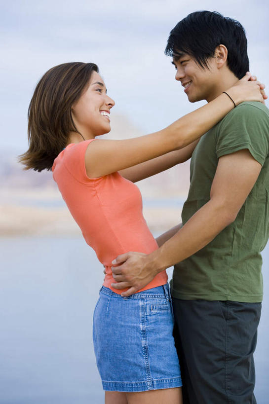 东方人,两个人,站,抱,笑,微笑,露齿笑,竖图,室外,白天,侧面,爱情,海浪,海洋,石头,山,山脉,亚洲,阴影,服装,朦胧,模糊,光线,石子,影子,浪花,山顶,山峰,云,云朵,山峦,浪漫,云彩,注视,休闲装,黄种人,相视,衣服,蓝色,白云,蓝天,天空,阳光,海水,群山,天,观察,看,站着,休闲,温暖,温馨,面对面,休闲服,恩爱,恋人,服饰,晴朗,抱着,观看,对视,和睦,察看,互视,搂着,关注,相对,海景,沉积岩,相看,颠峰,极峰,水成岩,男人,男性,年轻男性,年轻女性,女人,女性,亚洲人,情侣,大海,风浪,海,海水的波动,近岸浪,石块,岩石,涌浪,晴空,怀抱,搂,搂抱,相抱,拥抱,站立,半身,彩图,伴侣,融洽