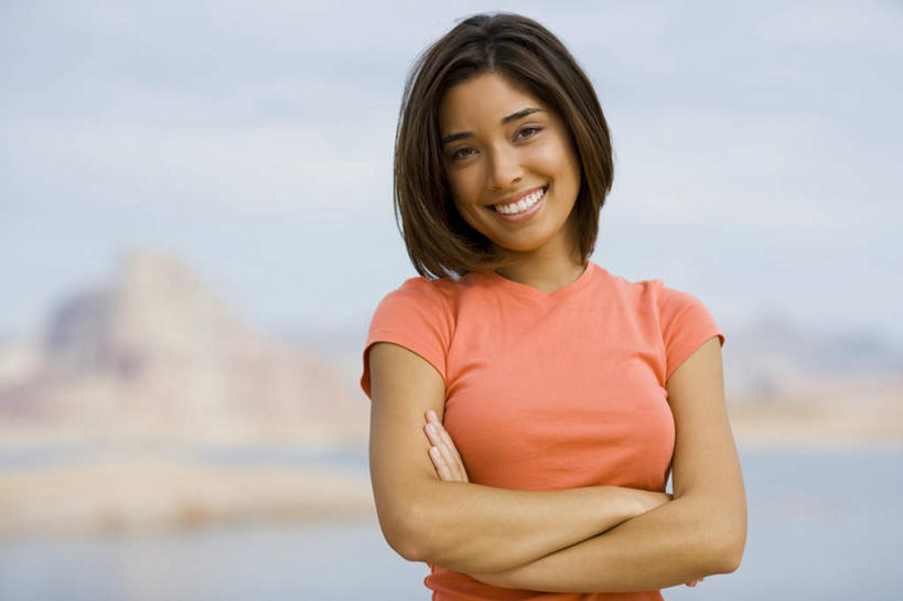 东方人,一个人,站,笑,双手交叉,微笑,露齿笑,横图,室外,白天,正面,海浪,海洋,石头,山,山脉,亚洲,仅一个年轻女性,仅一个女性,仅一个人,阴影,服装,朦胧,模糊,光线,石子,影子,浪花,山顶,山峰,云,云朵,山峦,云彩,注视,休闲装,黄种人,衣服,蓝色,白云,蓝天,天空,阳光,海水,群山,天,观察,看,站着,休闲,休闲服,橙色,服饰,晴朗,观看,察看,双手抱胸,关注,海景,沉积岩,颠峰,极峰,水成岩,年轻女性,女人,女性,亚洲人,大海,风浪,海,海水的波动,近岸浪,石块,岩石,涌浪,晴空,站立,半身,彩图