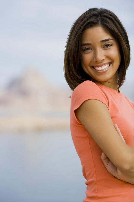 东方人,一个人,站,笑,双手交叉,微笑,露齿笑,竖图,室外,白天,侧面,海浪,海洋,石头,山,山脉,亚洲,仅一个年轻女性,仅一个女性,仅一个人,阴影,服装,朦胧,模糊,光线,石子,影子,浪花,山顶,山峰,云,云朵,山峦,云彩,扭头,注视,休闲装,黄种人,衣服,蓝色,白云,蓝天,天空,阳光,海水,群山,天,观察,看,站着,转头,休闲,休闲服,橙色,服饰,晴朗,观看,察看,双手抱胸,关注,海景,沉积岩,颠峰,极峰,水成岩,年轻女性,女人,女性,亚洲人,大海,风浪,海,海水的波动,近岸浪,石块,岩石,涌浪,晴空,站立,半身,彩图