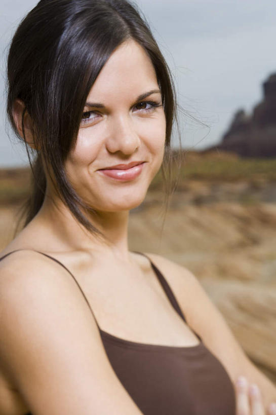 西方人,一个人,站,笑,双手交叉,微笑,竖图,室外,白天,侧面,石头,山,山脉,吊带,欧洲,欧洲人,仅一个年轻女性,仅一个女性,仅一个人,阴影,服装,光线,石子,影子,山顶,山峰,棕色,山峦,扭头,注视,吊带衫,衣服,蓝色,蓝天,天空,阳光,群山,天,观察,看,站着,转头,服饰,晴朗,观看,察看,双手抱胸,衣着,穿着,关注,沉积岩,万里无云,衣饰,颠峰,极峰,水成岩,年轻女性,女人,女性,白种人,石块,岩石,晴空,晴空万里,站立,半身,彩图