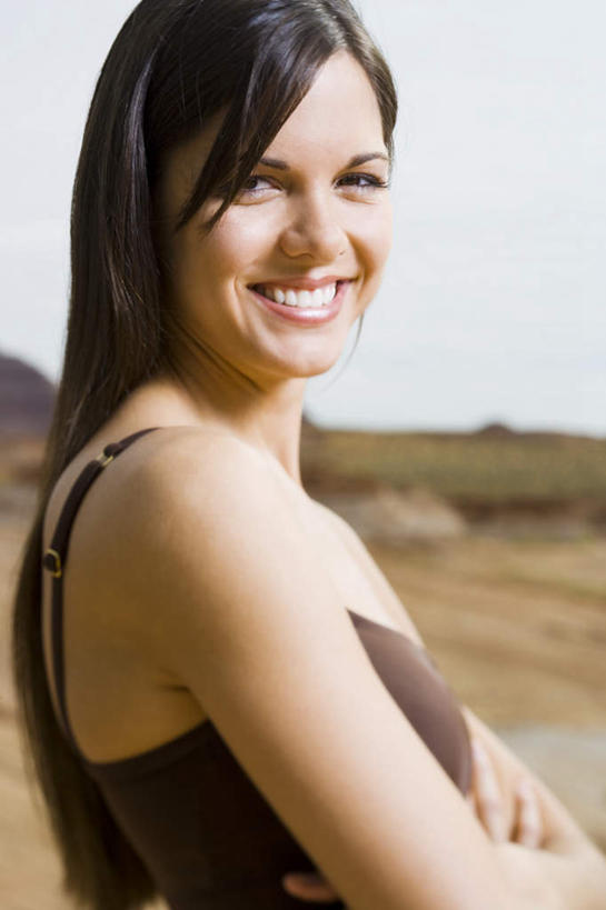 西方人,一个人,站,笑,双手交叉,微笑,露齿笑,竖图,室外,白天,侧面,石头,山,山脉,吊带,欧洲,欧洲人,仅一个年轻女性,仅一个女性,仅一个人,阴影,服装,光线,石子,影子,山顶,山峰,棕色,山峦,扭头,注视,吊带衫,衣服,蓝色,蓝天,天空,阳光,群山,天,观察,看,站着,转头,服饰,晴朗,观看,察看,双手抱胸,衣着,穿着,关注,沉积岩,万里无云,衣饰,颠峰,极峰,水成岩,年轻女性,女人,女性,白种人,石块,岩石,晴空,晴空万里,站立,半身,彩图