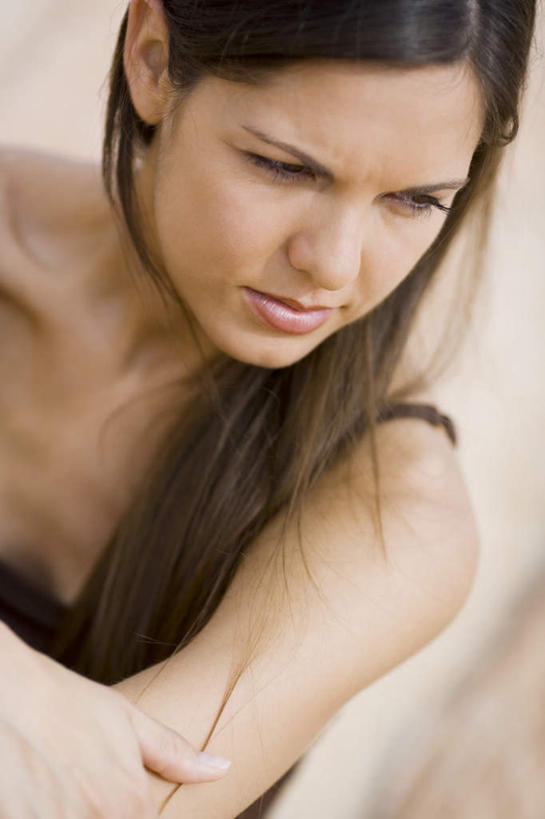 西方人,脸,头,脸颊,头发,一个人,坐,抱,竖图,俯视,室外,特写,白天,石头,吊带,欧洲,欧洲人,仅一个年轻女性,仅一个女性,仅一个人,服装,朦胧,模糊,石子,棕色,注视,吊带衫,肩膀,衣服,观察,看,服饰,抱着,观看,察看,搂着,衣着,穿着,关注,沉积岩,衣饰,水成岩,年轻女性,女人,女性,白种人,头部,长发,直发,脸部,脸蛋,面部,石块,岩石,搂,搂抱,坐着,半身,彩图,高角度拍摄