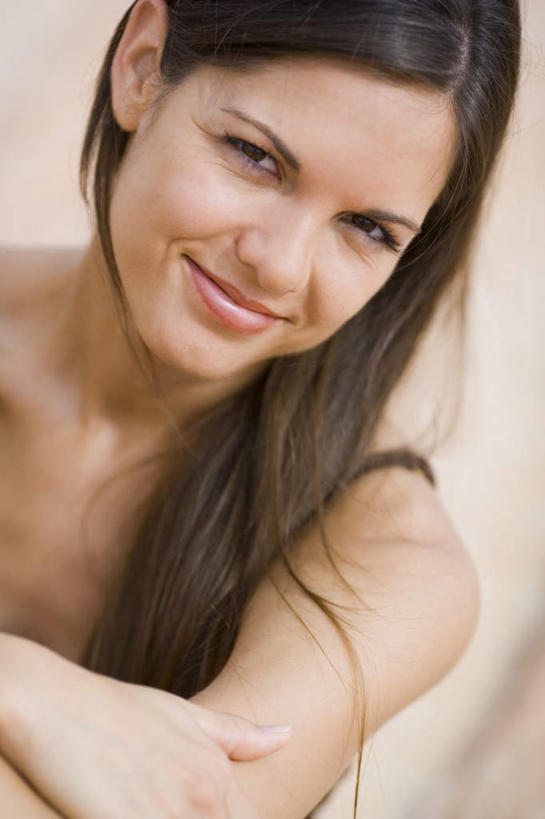 西方人,脸,头,脸颊,头发,一个人,坐,抱,笑,微笑,竖图,俯视,室外,特写,白天,石头,吊带,欧洲,欧洲人,仅一个年轻女性,仅一个女性,仅一个人,服装,朦胧,模糊,石子,棕色,注视,吊带衫,肩膀,衣服,观察,看,服饰,抱着,观看,察看,搂着,衣着,穿着,关注,沉积岩,衣饰,水成岩,年轻女性,女人,女性,白种人,头部,长发,直发,脸部,脸蛋,面部,石块,岩石,搂,搂抱,坐着,半身,彩图,高角度拍摄