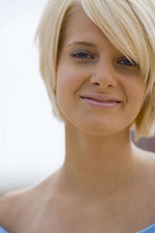 西方人,脸,头,脸颊,脖子,头发,一个人,笑,微笑,竖图,室外,特写,白天,正面,欧洲,欧洲人,仅一个年轻女性,仅一个女性,仅一个人,服装,朦胧,模糊,注视,休闲装,肩膀,衣服,黄色,蓝色,观察,看,休闲,休闲服,服饰,观看,察看,关注,年轻女性,女人,女性,白种人,头部,直发,脖,颈,颈部,脸部,脸蛋,面部,半身,彩图,短发